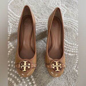 Tory Burch Brown Leather Block Heels with Gold Logo Accent. Size 10